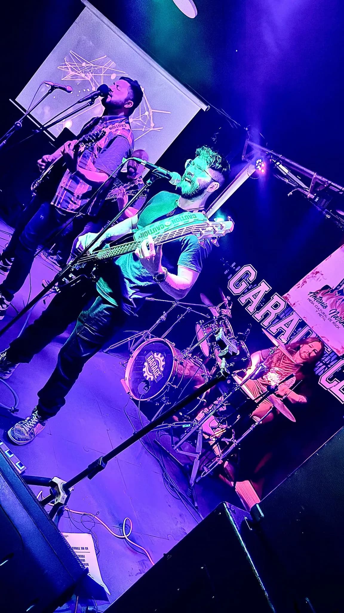 Tarima bañada en luces neón púrpura