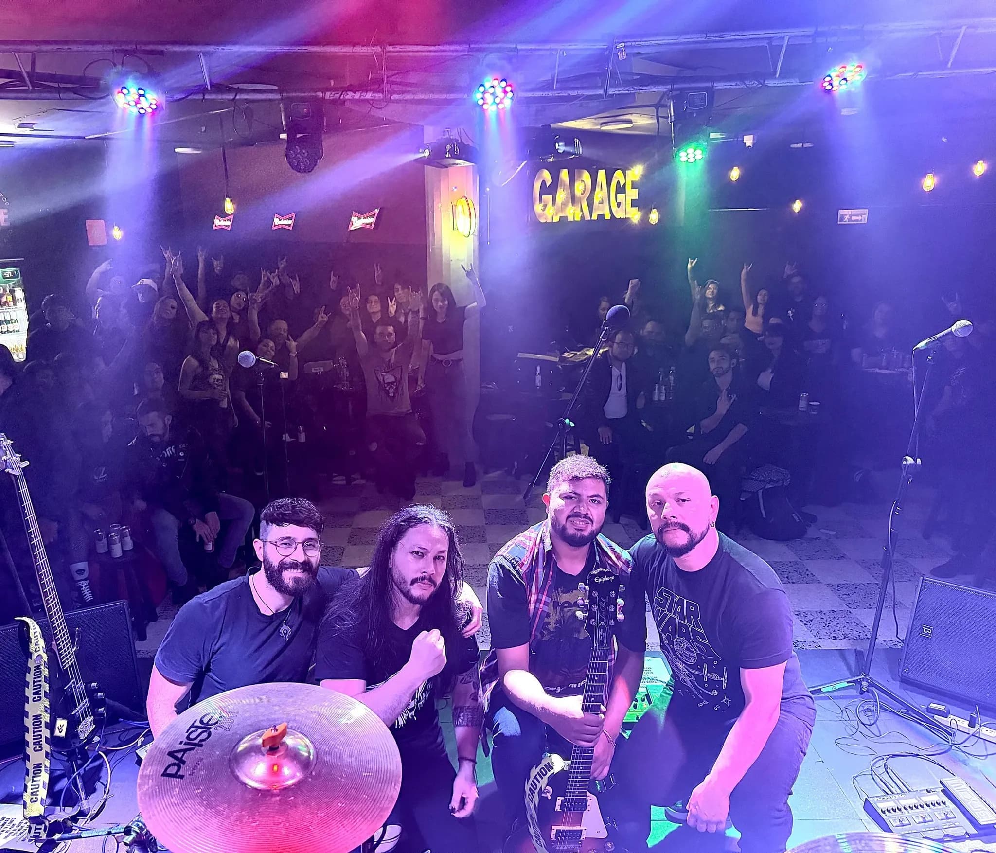 La banda celebrando con el público al final de un concierto